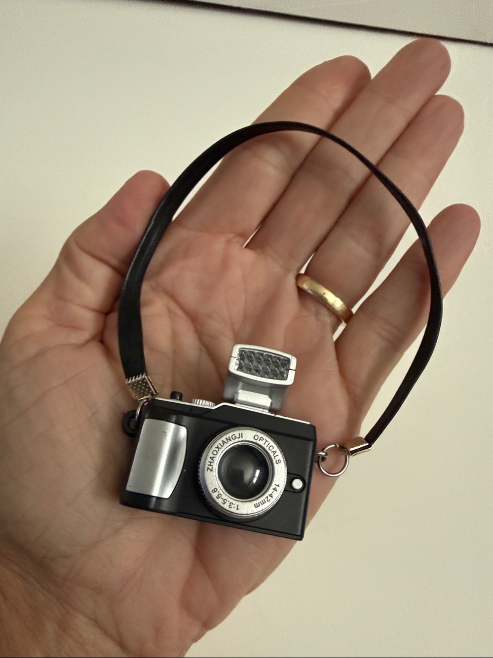 Set of 4 Miniature Vintage Style Cameras, New- Key Chain, Display Etc. - Picture 9 of 9